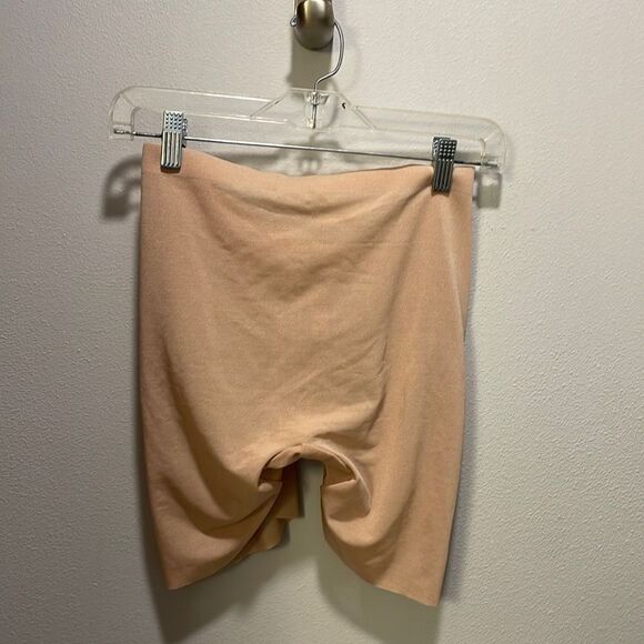 SKIMS Other - Nwt Skims woman’s sculpt nude shorts